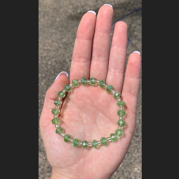 NWOT green crystal beaded elastic bracelet. - Picture 2 of 3